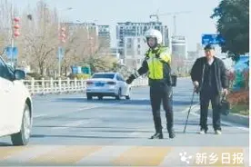 为搀扶老人过马路的交警孙福垒点赞图片