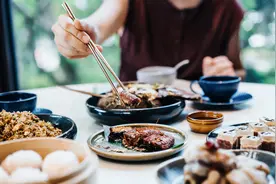 饭要“慢慢吃”才健康！要想胃肠功能变好，一顿饭不应低于这个时间！图片