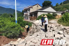 杨柳铺乡杨柳铺社区：居民投工投劳 共建美丽屋场图片