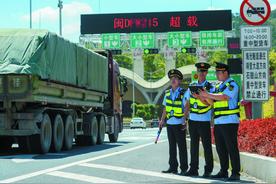 严查“百吨王”！别让货车变“祸”车 厦门市交通执法支队非现场执法高科技治超图片