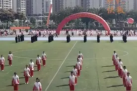 南京一高校运动会开幕，石锁、八段锦、武术都来了！图片