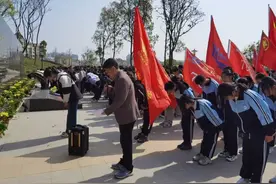缅怀先烈志 共铸中华魂——望江初中开展清明祭扫渡江烈士陵园活动图片