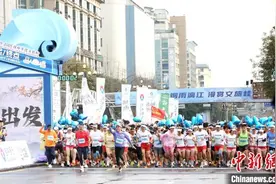2025桂林半程马拉松鸣枪开跑图片