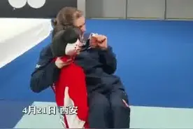 全红婵摘银后公主抱英国铜牌得主 网友：看着瘦，有一身筋骨肉图片