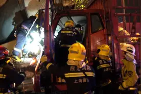 事发上海黄浦！货车追尾水泥搅拌车，车头严重变形，2人被困图片