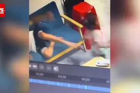 女儿跟爸爸逗着玩被一脚踹趴：监控拍下残忍一幕，引起网友众怒图片