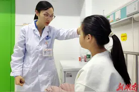 假期出游坐过山车，女孩吹冷风致“面瘫”图片