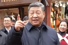 “能不能邀请您来喝杯咖啡？”习近平总书记考察云南丽江古城，和当地市民、游客热情打招呼：“云南咖啡还是代表中国的图片