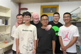 视力仅0.01，靠望远镜“看”黑板，河北小伙来大学报到了！图片