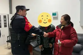 16岁智障男孩离家外出，民警帮他送回家图片