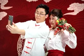 沾喜气，送祝福！一起感受集体婚礼的浪漫图片