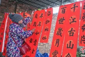 （新春走基层）写春联学彩调 广西桂林乡村年味浓图片