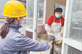 热腾腾的饭菜送到生产车间图片