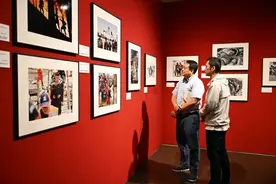 “国社之镜·世纪光影”新华社新闻摄影展上海展开展图片