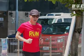 香港故事丨“奔跑”在香江的五星红旗图片