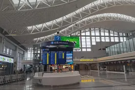 成都双流机场T1航站楼，明起恢复投用！上新VR眼镜寻人、行李自助托运，科技感拉满图片