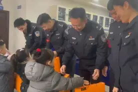【你好，警察节】萌娃进警营 节日送祝福图片
