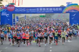 奔跑迎接新年！2025云南白药石屏异龙湖马拉松开跑图片