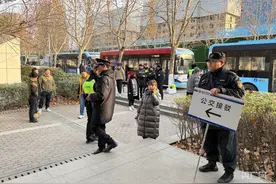 南京地铁10号线部分区间临时停运  市民：通勤费时  打算拼车上下班图片