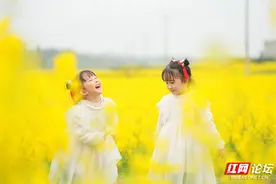 醉美踏春行丨孩子们在田间嬉戏，那份快乐分分钟戳到我的心田图片