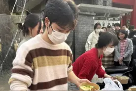 复旦研究生退学摆摊日入700元，网友：别鼓吹读书无用论图片