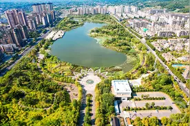 湿地公园秋意渐浓 水天一色美景如画图片