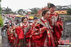 七夕节将至  南京秦淮河畔举行集体婚礼上演“中式浪漫”图片