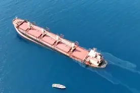 遭胡塞武装袭击的英国货轮在也门海岸附近沉没图片