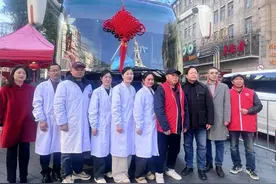 春节长假爱心涌动，南京路步行街献血车迎来献血热潮图片