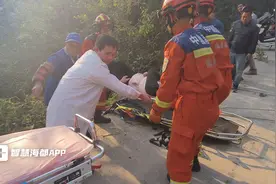 摩托车刹车失灵冲下山坡，一人被困……图片