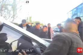 两车相撞司机受困，急救人员携手群众成功施救图片