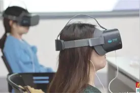戴VR眼镜配冥想仪 摒除杂念减压助眠图片