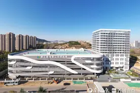 最先进的自动巡更机器人上岗！山东首个智慧化公交停车楼启用图片
