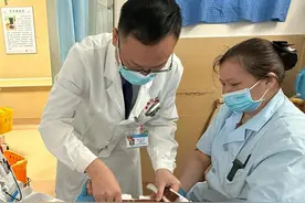 骨科医生变“木工”：他为骨折患者定制个性化夹板图片