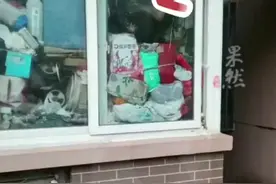 上海一老人家中堆满垃圾，靠爬窗户进出。一次翻窗回家摔倒骨折后才愿意清理，垃圾足足装满了十余车图片