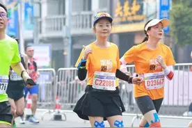 追光丨在黑暗中，跑向“光明”图片