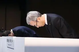 日媒：丰田再曝发动机测试存在违规，10种车型停供，高管鞠躬道歉图片