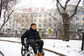 轮椅上取得最高学位！曾在宿舍楼里预答辩的他，最后去了这里→图片