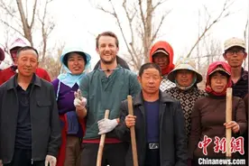 一个美国小伙与中国姐姐的绿色之约图片