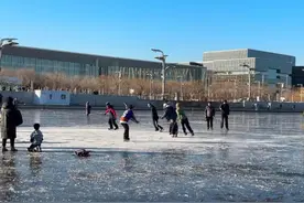 今冬偏暖北京多处湖面未完全结冰 有学生踩冰涉险 消防：结冰不结实冰上游玩易坠湖图片