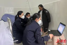 因身份证遗失无法办理医保相关手续，民警来到了病房……图片