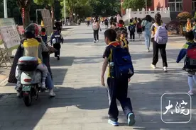“有人劝我放弃，做妈的怎么舍得”，池州一位母亲坚持每日接送截瘫女儿求学图片