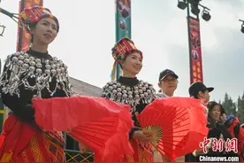 （新春见闻）云南昆明：游客共跳“天堂之舞”欢度春节图片