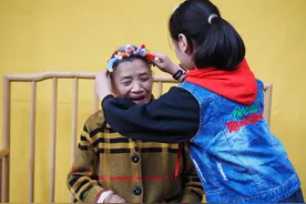 老少携手拍“大片” 南岸区“小暖南”照亮老人幸福生活图片