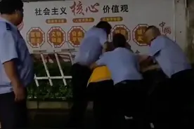外卖小哥与小区保安争执引发肢体冲突，广西钦州警方：正进一步调查处理图片