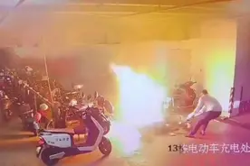 海口这位奋勇灭火救车的保安 获业主和物业奖励图片