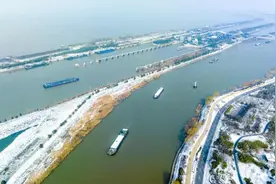 江苏扬州：京杭大运河上运输忙图片
