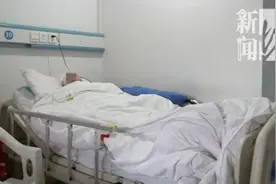 沪一老人失智+帕金森+脑梗死后遗症+无法行走……官方拒上门：不到标准图片