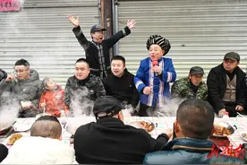 麻阳吕家坪社区：长河号子声震天，百家宴里迎新年图片