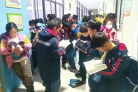 郑州小学老师坚持写作 将河南神话写成童书 学生课后撒娇“催更”图片